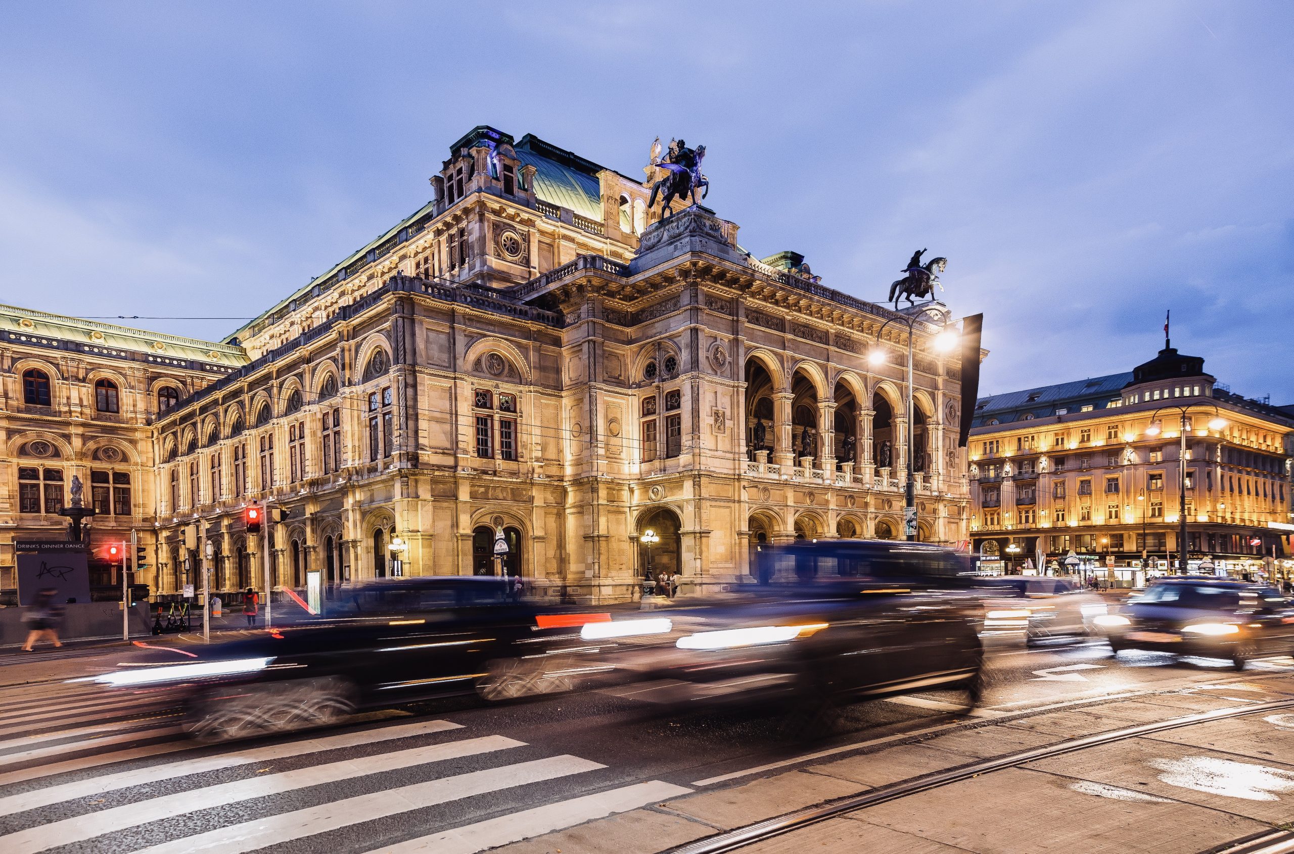 vienna-opera-house-by-night-wien-staatsoper-bei-na-XXRBUKD